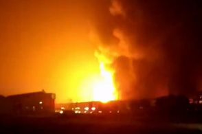江苏连云港爆炸一建材厂发生火灾
